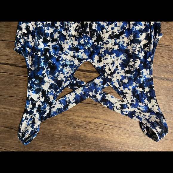 Blue and white dress with back cut-out - Mango - Picture 3 of 6